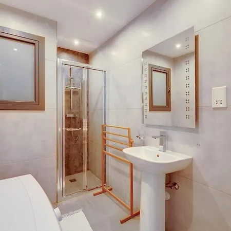 Luxurious 2br In *